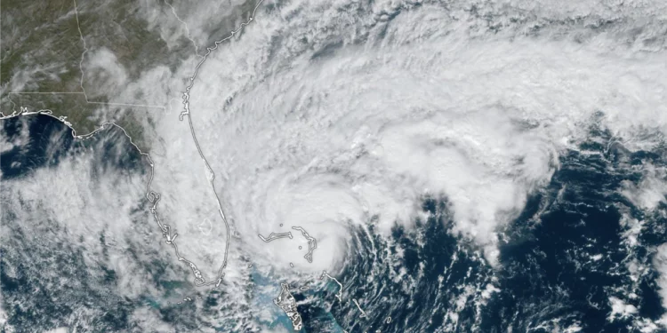 Tormenta tropical Nicole avanza hacia Florida a punto de convertirse en huracán