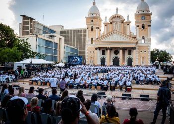 EN VIVO: Gaiteros del Zulia logran el Record Guinness de la banda de musica folclórica mas grande