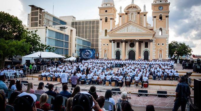 EN VIVO: Gaiteros del Zulia logran el Record Guinness de la banda de musica folclórica mas grande