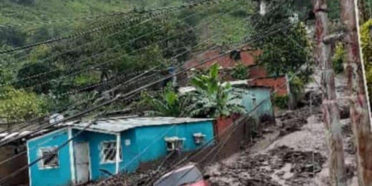 Anzoátegui: Horas de angustia tras deslave arrojó 4 fallecidos y más de 300 viviendas afectadas (+ Videos)
