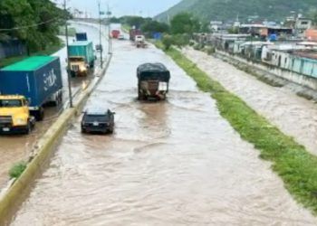 Puerto Cabello: Lluvias causan desborde de quebrada afectando varias zonas de la ciudad