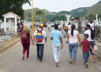Valencianos asistieron al Cementerio Municipal para conmemorar el Día de los Fieles Difuntos