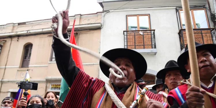 Bolivia: Región de Santa Cruz donde gobernador fue detenido anuncia paro y bloqueos de carreteras