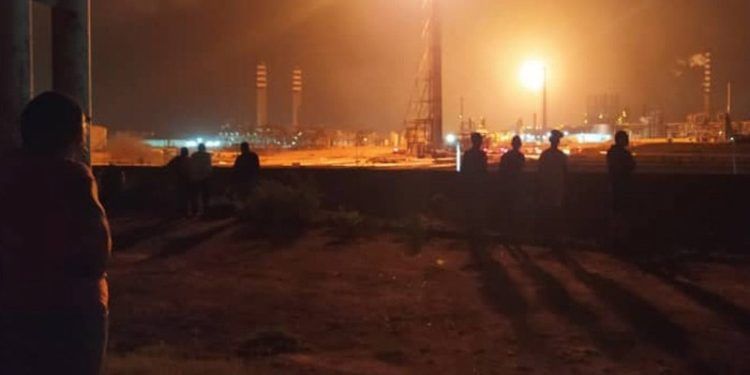 Falcón: Impresionante incendio se registró en las instalaciones de la Refinería Cardón (+ Video)