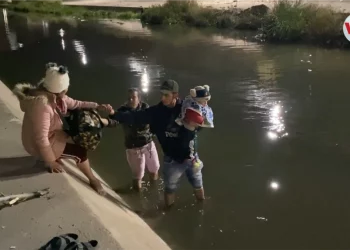 “Lancheros” venezolanos en la frontera cargan a migrantes al cruzar el Río Grande para subsistir