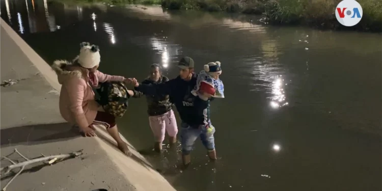 “Lancheros” venezolanos en la frontera cargan a migrantes al cruzar el Río Grande para subsistir
