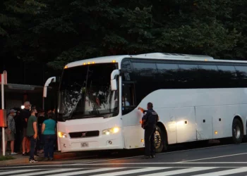 Greg Abbott,Autobuses procedentes de Texas dejan migrantes en Washington en plena Nochebuena