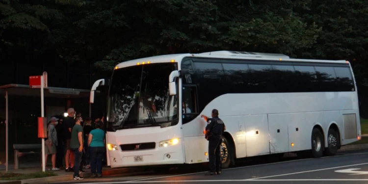 Greg Abbott,Autobuses procedentes de Texas dejan migrantes en Washington en plena Nochebuena
