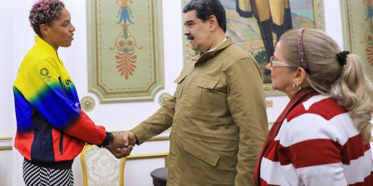 Maduro recibió este miércoles a la campeona mundial, Yulimar Rojas, en el Palacio de Miraflores