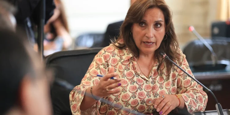 Presidenta de Perú descarta renunciar y propone adelantar elecciones