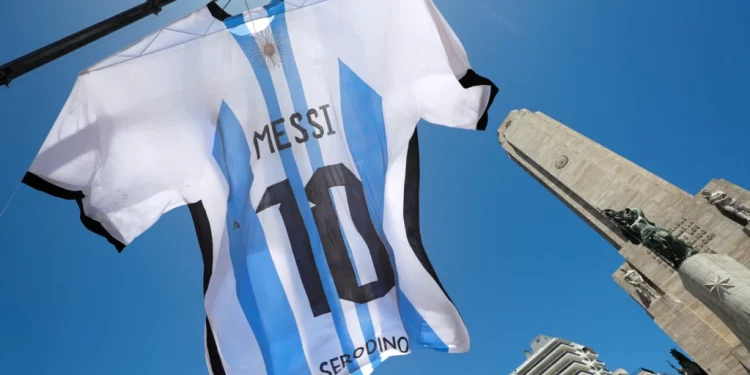 La selección argentina sale a buscar su tercera copa en el Mundial de Fútbol con un equipo inspirado y el apoyo de toda la nación.