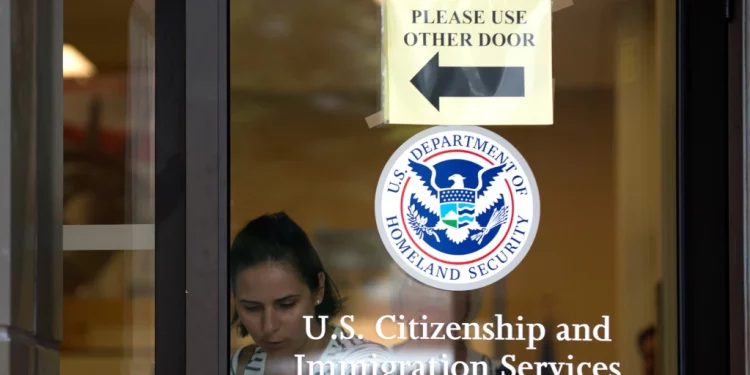 EEUU otorga la ciudadanía a número récord de inmigrantes