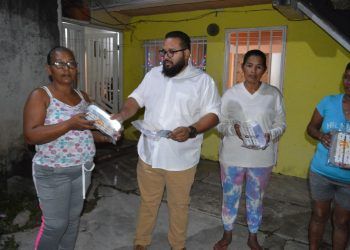 Jesús Acosta Medina entregó luminarias y materiales de construcción en Colinas de Girardot de Naguanagua