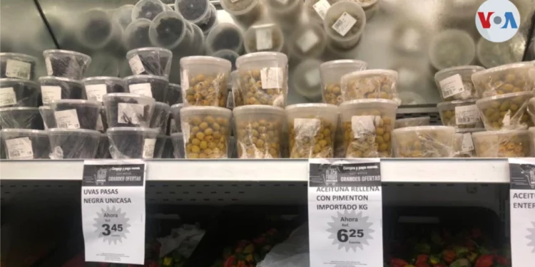 Inflación obliga a venezolanos a comprar de antemano ingredientes de su plato navideño