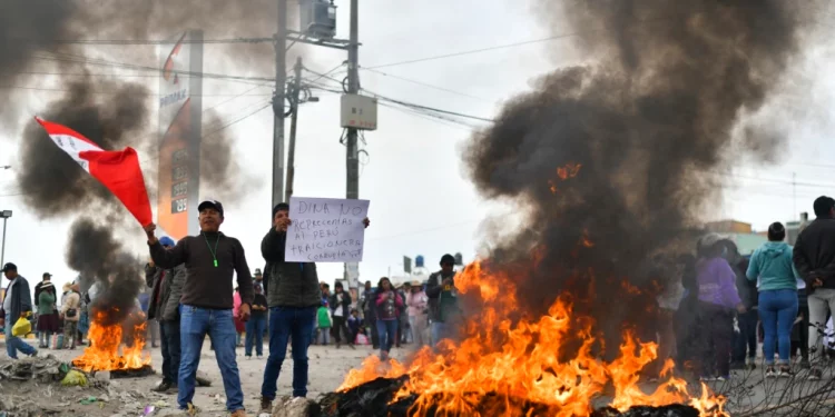 Violentas protestas en Perú, Castillo habla en Twitter, Boluarte adelantaría elecciones