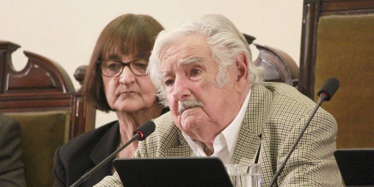 José "Pepe" Mujica en la U. de Chile: “La universidad que cuenta es la que eleva la calidad del pueblo al cual pertenece”