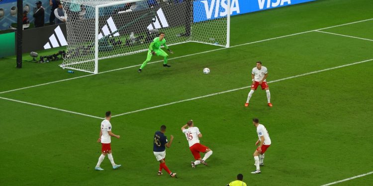 Francia vence a Polonia 3-1 y se clasifica para los cuartos de final del Mundial