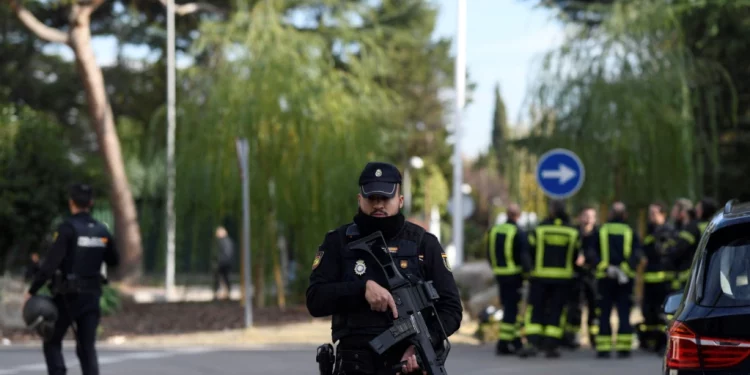 España intercepta paquete bomba en la embajada de EEUU en Madrid