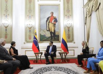La primera dama de Colombia, Verónica Alcocer, durante su visita al Palacio de Miraflores, en Caracas, Venezuela, donde se encontró con el presidente Nicolás Maduro y si esposa, Cilia Flores. [Foto: Presidencia de Colombia]