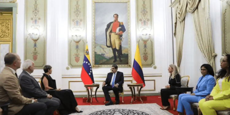 La primera dama de Colombia, Verónica Alcocer, durante su visita al Palacio de Miraflores, en Caracas, Venezuela, donde se encontró con el presidente Nicolás Maduro y si esposa, Cilia Flores. [Foto: Presidencia de Colombia]