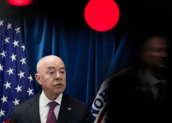 El secretario de Seguridad Nacional, Alejandro Mayorkas, habla durante una conferencia de prensa en Washington, el jueves 5 de enero de 2023, sobre las nuevas medidas de control fronterizo para limitar la migración irregular y aumentar la seguridad fronteriza.