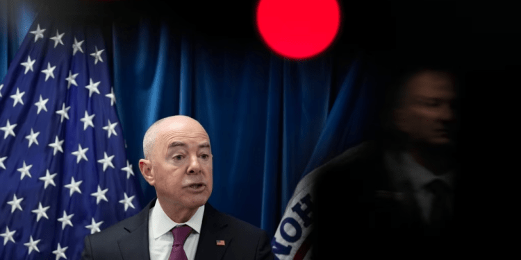 El secretario de Seguridad Nacional, Alejandro Mayorkas, habla durante una conferencia de prensa en Washington, el jueves 5 de enero de 2023, sobre las nuevas medidas de control fronterizo para limitar la migración irregular y aumentar la seguridad fronteriza.
