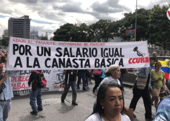 Por tercera semana consecutiva, trabajadores venezolanos salen a las calles para exigir salarios dignos el lunes, 30 de enero de 2023. [Foto: Álvaro Algarra,VOA]