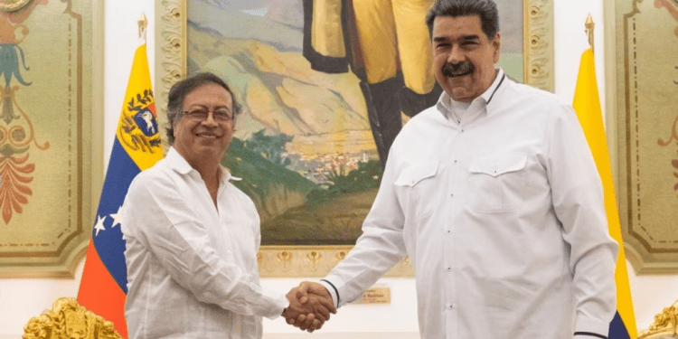El presidente de Colombia, Gustavo Petro, se reúne con su homólogo venezolano Nicolás Maduro en Caracas el 7 de enero de 2023. Los nuevos gobiernos de izquierda de la región serían clave para el caso Venezuela, opinan especialistas del Wilson Center.