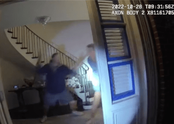 En esta imagen tomada de un video de una cámara corporal del Departamento de Policía de San Francisco, se muestra a Paul Pelosi, derecha, forcejear con su agresor para apoderarse de un martillo durante un brutal ataque en su casa, en San Francisco, el 28 de octubre de 2022.