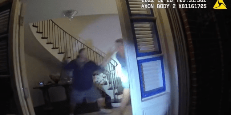 En esta imagen tomada de un video de una cámara corporal del Departamento de Policía de San Francisco, se muestra a Paul Pelosi, derecha, forcejear con su agresor para apoderarse de un martillo durante un brutal ataque en su casa, en San Francisco, el 28 de octubre de 2022.