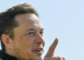 El magnate Elon Musk gesticula mientras visita la construcción de una fábrica de Tesla cerca de Berlin, Alemania, el 13 de agosto de 2021.