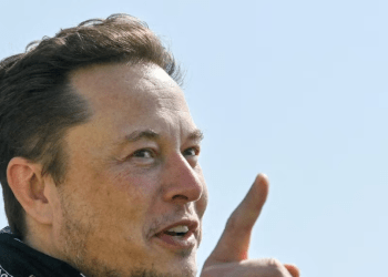El magnate Elon Musk gesticula mientras visita la construcción de una fábrica de Tesla cerca de Berlin, Alemania, el 13 de agosto de 2021.