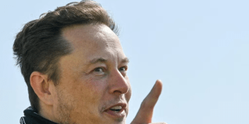 El magnate Elon Musk gesticula mientras visita la construcción de una fábrica de Tesla cerca de Berlin, Alemania, el 13 de agosto de 2021.