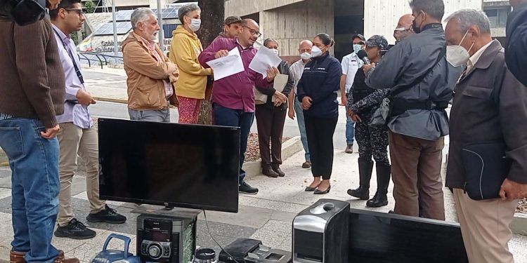 Caraqueños protestaron tirando electrodomésticos dañados por apagones en las puertas de Corpoelec