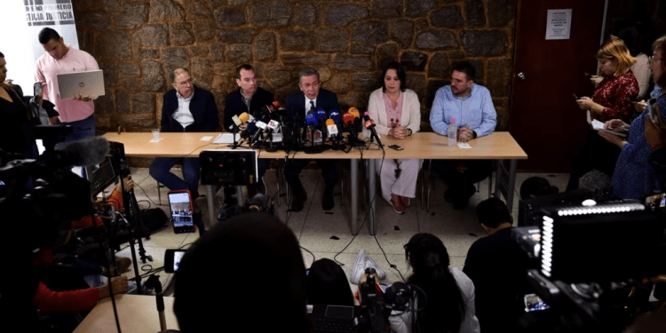 Según fuentes: Oposición de Venezuela podría mover fondos en pequeñas cantidades para evitar acreedores