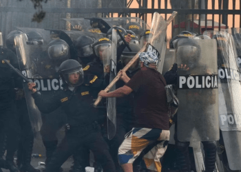 Miles protestan en Perú, chocan con la policía en Lima