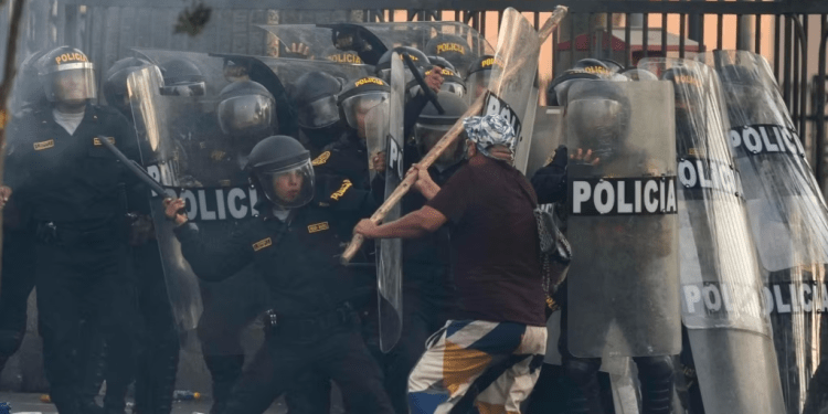 Miles protestan en Perú, chocan con la policía en Lima