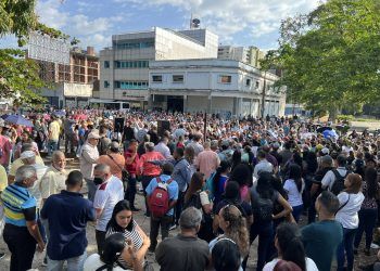 Trabajadores de la Universidad de Carabobo trancaron la avenida Bolívar de Valencia este lunes