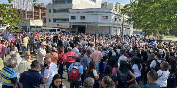 Trabajadores de la Universidad de Carabobo trancaron la avenida Bolívar de Valencia este lunes
