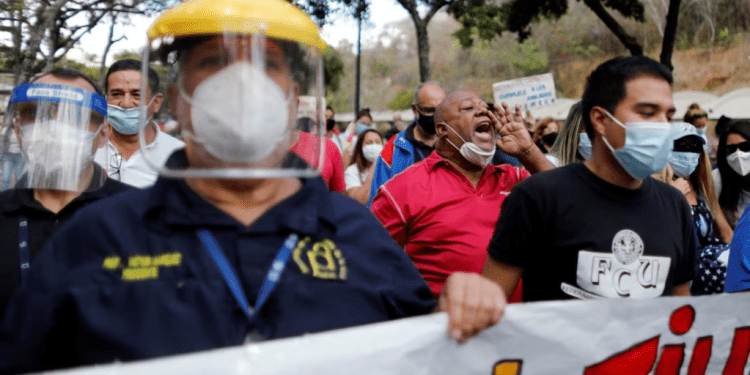 Docentes jubilados en Venezuela: condenados a regresar a las aulas o a buscarse a otra profesión