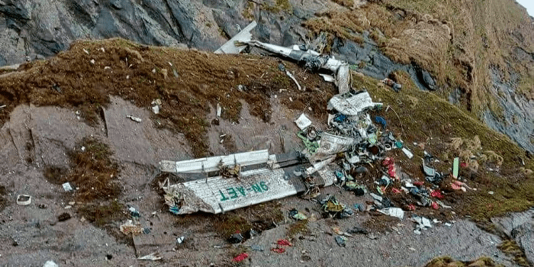 Esta foto divulgada por Fishtail Air muestra los restos de un accidente aéreo en Pokhara, Nepal, el 15 de enero de 2023.