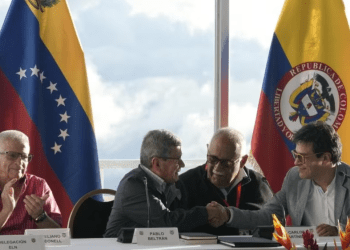 Pablo Beltrán, representante de la guerrilla colombiana del ELN, segundo por la izquierda, estrecha la mano con Iván Danilo Rueda, alto comisionado para la paz de parte del Gobierno colombiano, en la reanudación de los diálogos de paz, el lunes 21 de noviembre de 2022.