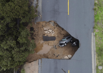 Casas y vehículos rodeados de una inundación tras varios días de lluvias en la población Planada del condado Merced, California, el martes 10 de enero de 2023