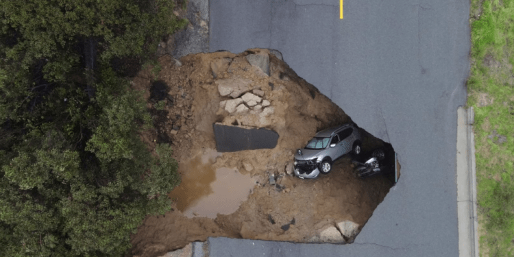 Casas y vehículos rodeados de una inundación tras varios días de lluvias en la población Planada del condado Merced, California, el martes 10 de enero de 2023
