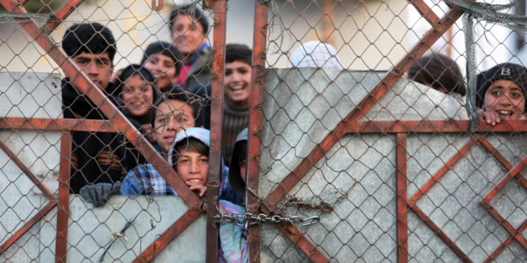 ONU insta a talibanes a levantar prohibiciones a mujeres