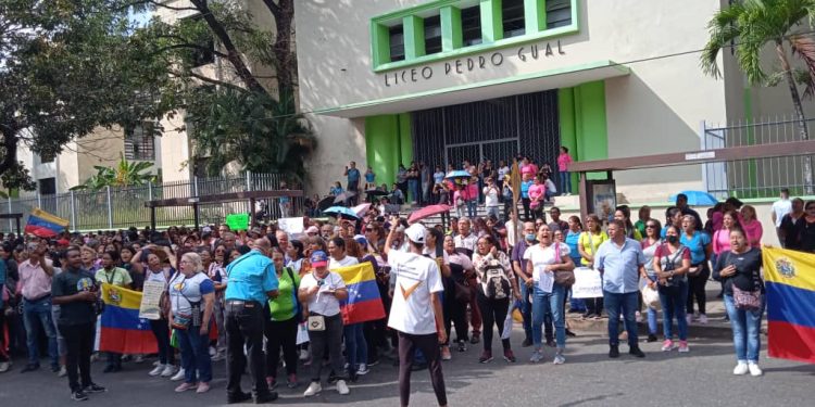 Carabobo: Segundo día de protestas con pésimas condiciones salariales del magisterio en Valencia (+ Video)