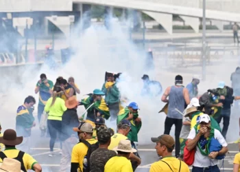 Brasil: Partidarios de Bolsonaro asaltaron edificios del estado y chocan con la policía en Brasilia