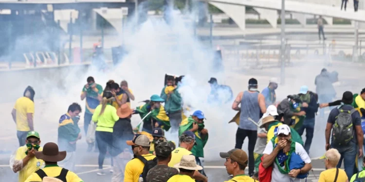 Brasil: Partidarios de Bolsonaro asaltaron edificios del estado y chocan con la policía en Brasilia