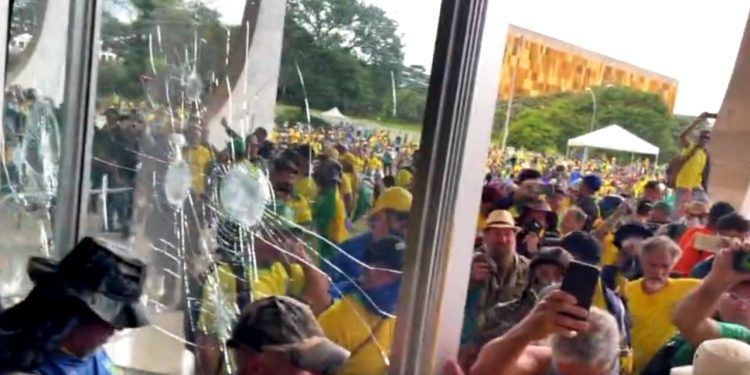 Brasil: | URGENTE; Manifestantes toman el Palacio Presidencial de Planalto y la sede del Supremo Tribunal Federal en Brasilia (+ Videos)