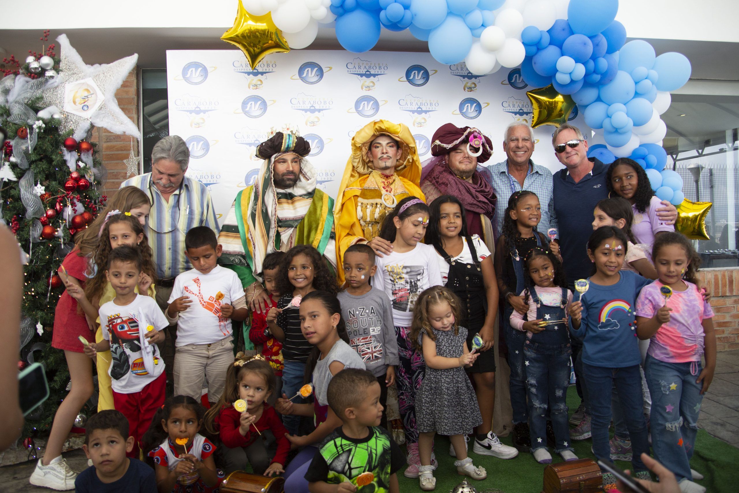 Reyes Magos aterrizan en el Aeroclub Valencia por segundo año consecutivo- imágenes Juan Carlos Hernández